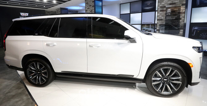 5세대 에스컬레이드의 옆라인                                                                                                                                                                       