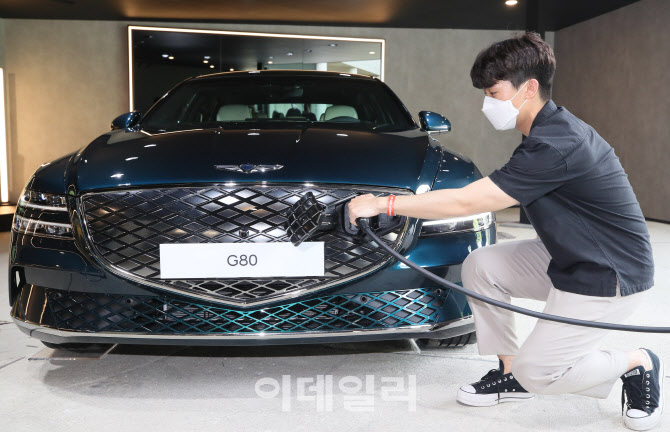 충전 단자가 앞에 있는 G80 전동화 모델                                                                                                                                                             