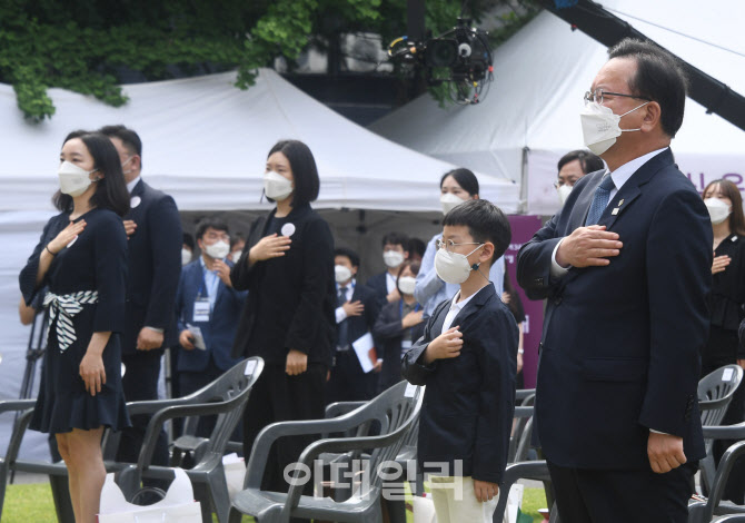 '6.10 민주항쟁 기념식'에서 국기에 대한 경례하는 김부겸 총리                                                                                                                             