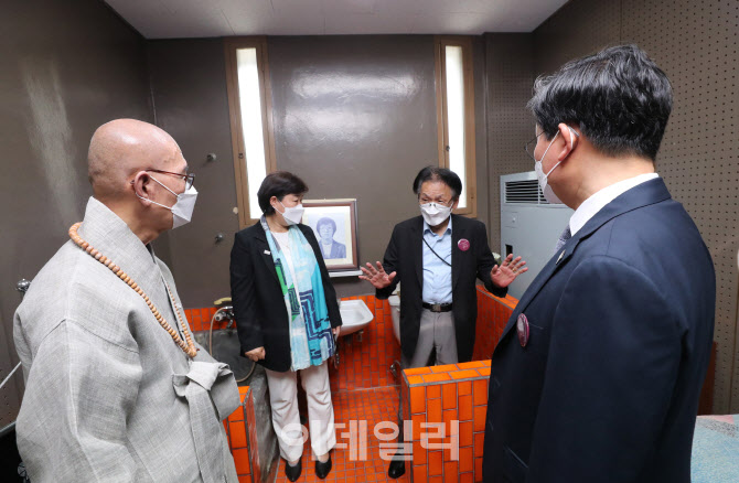 민주인권기념관 조사실 설명 듣는 전해철 행정안전부 장관                                                                                                                                            