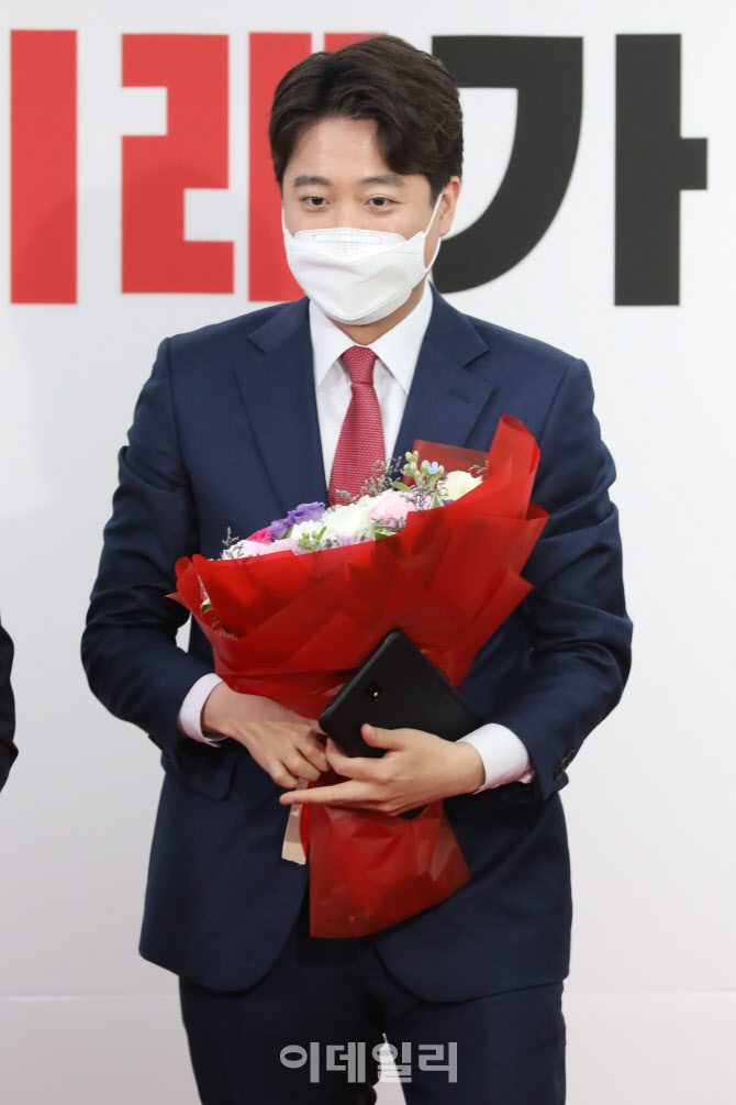 이준석, '85년생 제1야당 당대표'                                                                                                                                                         