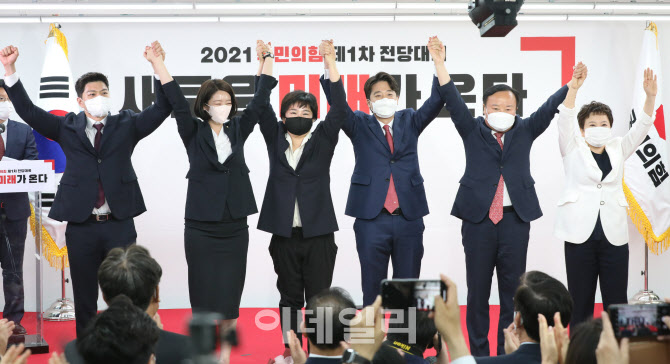 '손 들어 인사하는 국민의힘 새 지도부'                                                                                                                                                   