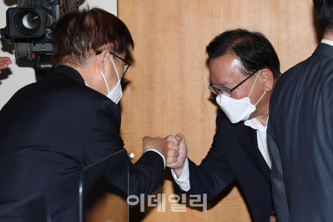  인사하는 김부겸 총리와 김영주 위원장                                                                                                                                                             