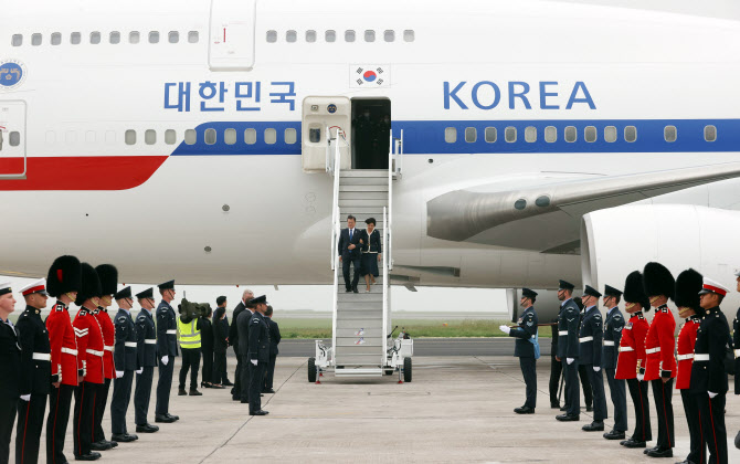  영국 도착한 문재인 대통령                                                                                                                                                                        