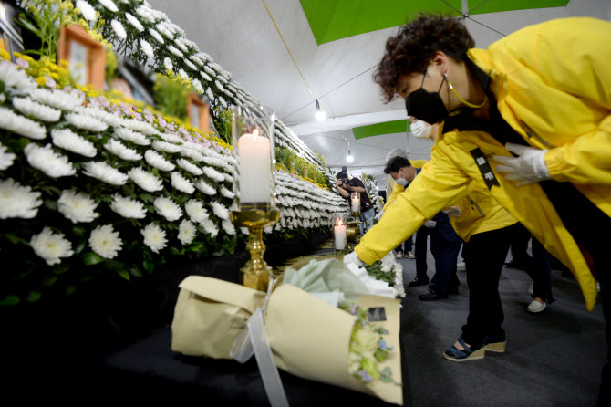  '고인의 명복을 빕니다' 세월호 유족, 광주 재개발지 참사 추모                                                                                                                            