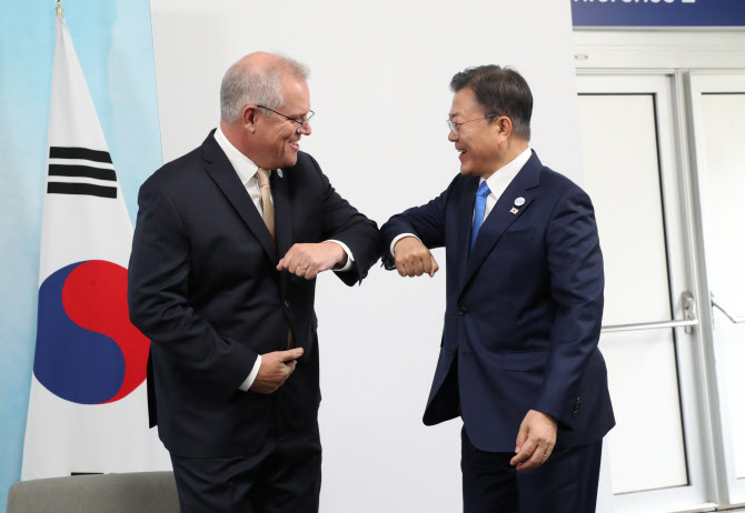  인사하는 한-호주 정상                                                                                                                                                                            