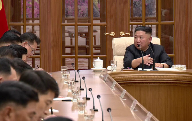  중앙군사위 제8기 제2차 확대회의 주재하는 김정은 북한 국무위원장                                                                                                                                  