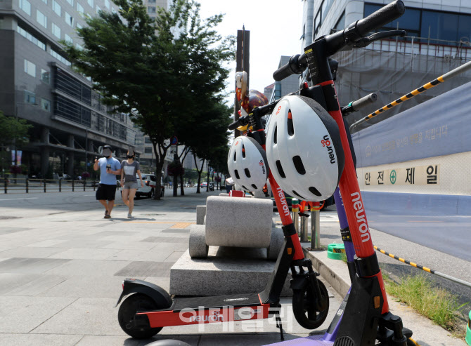 "헬멧 챙기세요"… 오늘부터 전동킥보드 안전모 미착용 범칙금                                                                                                                              