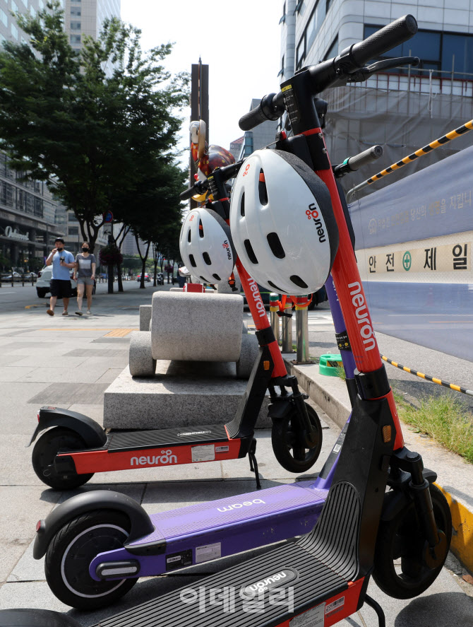 "헬멧 챙기세요"… 오늘부터 전동킥보드 안전모 미착용 범칙금 2만원                                                                                                                        