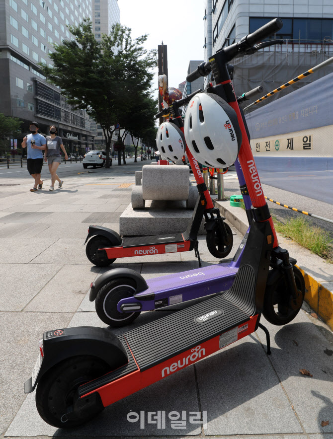 "전동킥보드 탈 때 면허소지하고, 헬멧 착용하세요"                                                                                                                                        