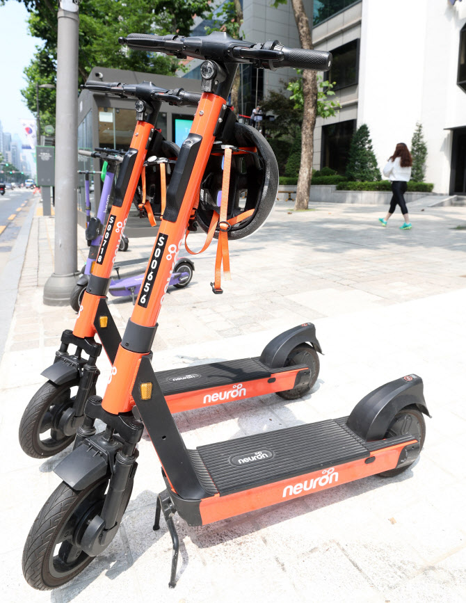 "전동킥보드 탈 때 면허소지하고, 헬멧 착용하세요", 오늘부터 범칙금 부과                                                                                                                  