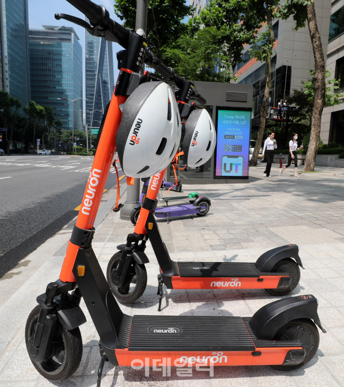 오늘부터 전동킥보드 탈 때 '헬멧' 미착용하면 무조건 범칙금 2만원 부과                                                                                                                    