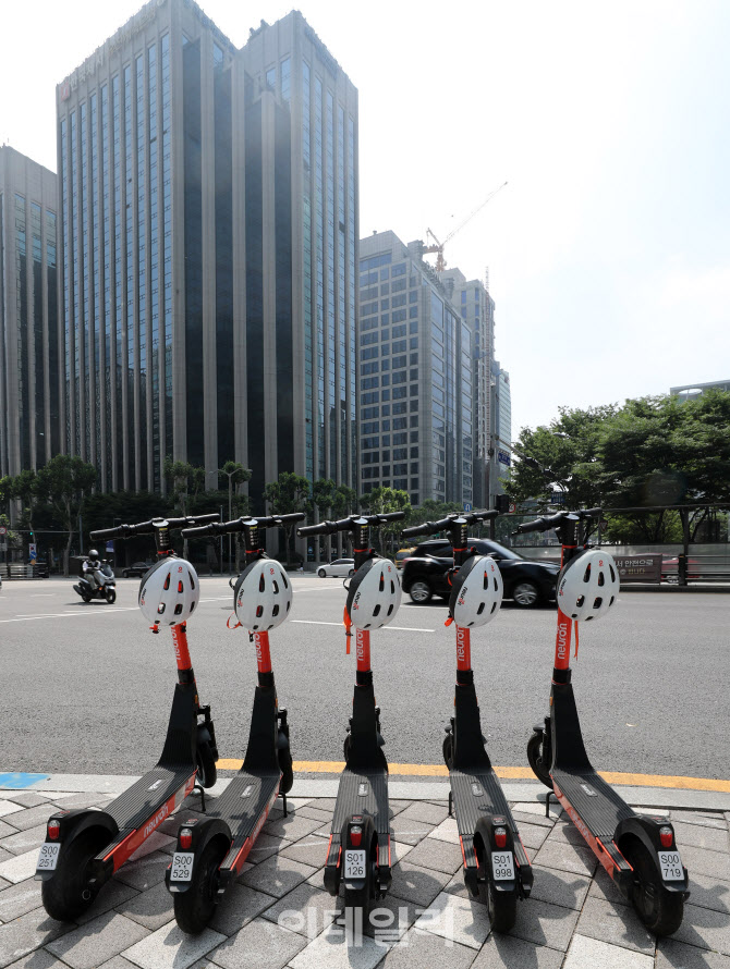 오늘(13일)부터 전동킥보드 탈 때 '헬멧' 미착용하면 무조건 범칙금 2만원 부과                                                                                                              