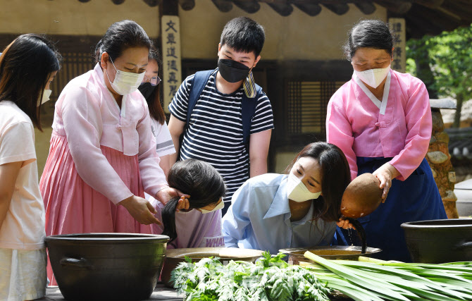 단오맞이 시원한 창포물 머리감기                                                                                                                                                                   