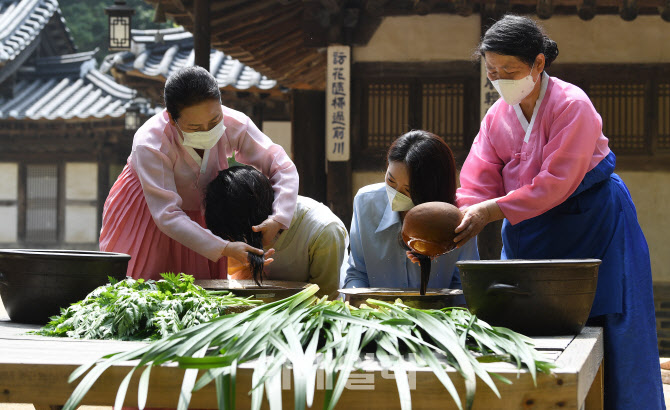 '단오' 맞이 세시풍속 체험하는 시민들                                                                                                                                                    