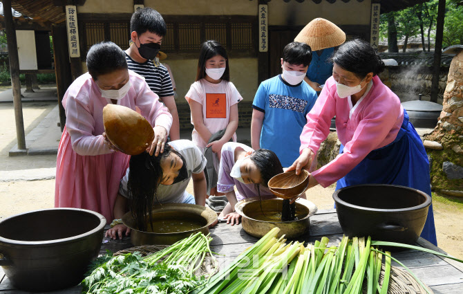 창포물에 머리 감기                                                                                                                                                                                