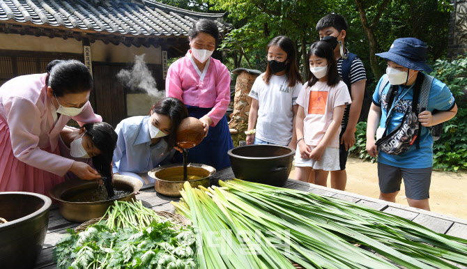 창포물로 머리 감기                                                                                                                                                                                