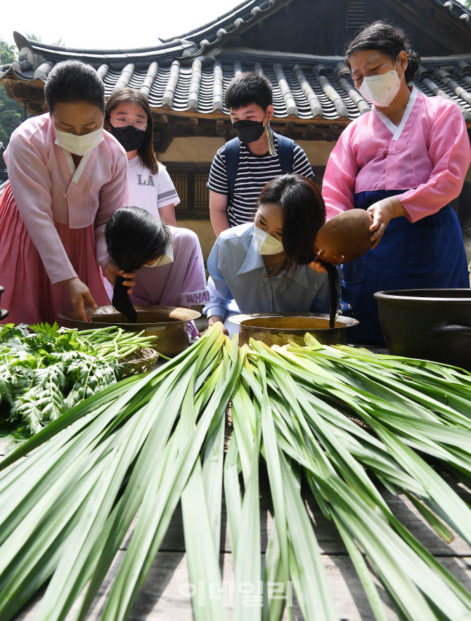 단오 맞이 창포물로 머리 감기                                                                                                                                                                      