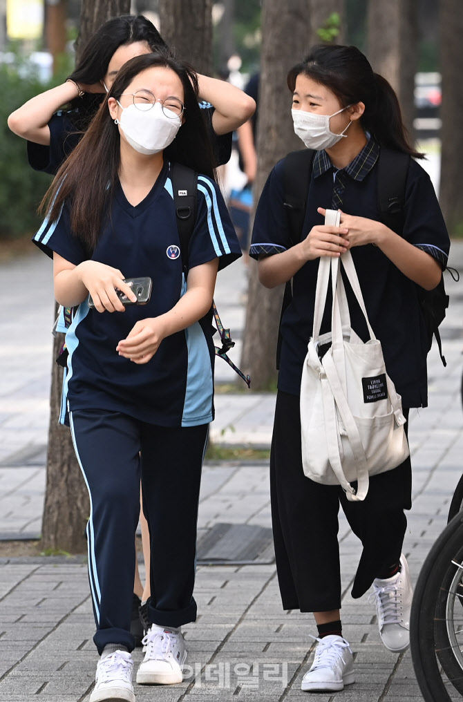 등교하는 학생들                                                                                                                                                                                   