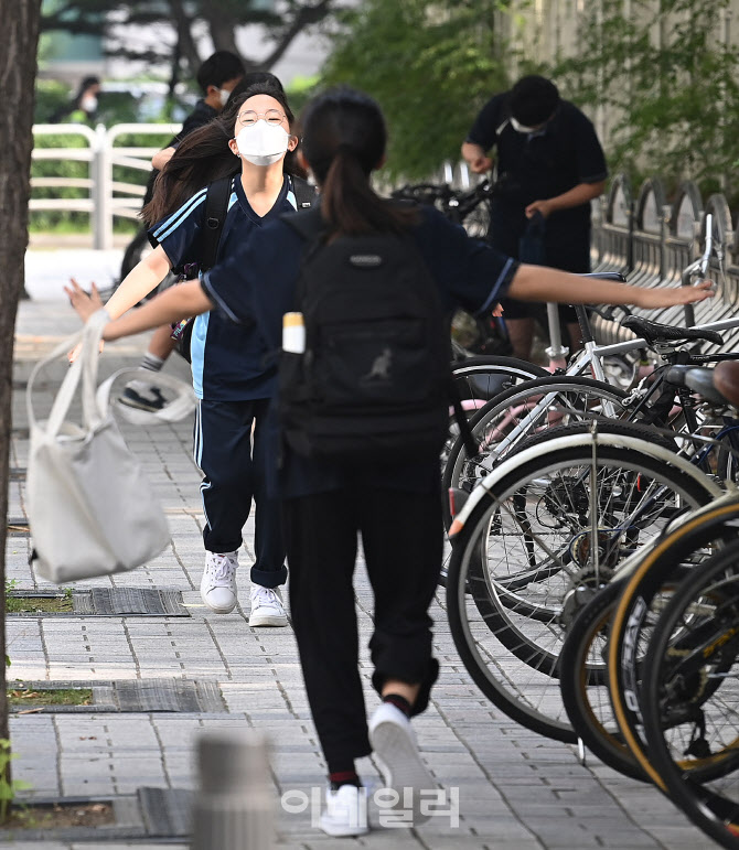 반갑게 인사 나누며 등교                                                                                                                                                                           