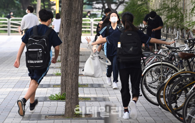 반갑게 인사 나누며 중학교 등교                                                                                                                                                                    