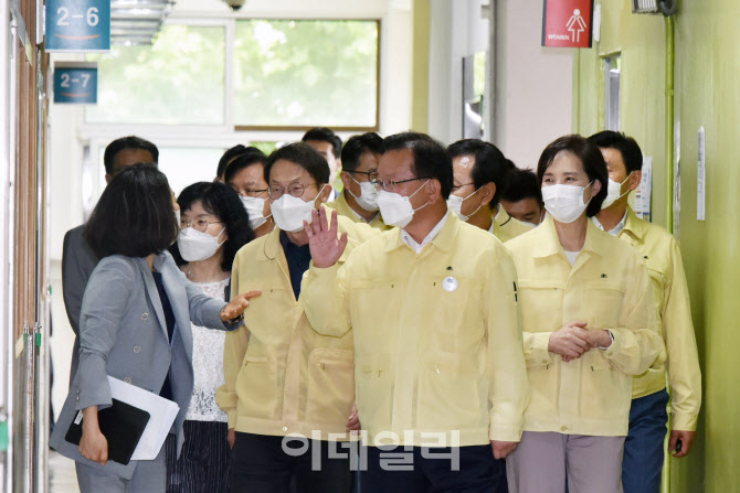 학생들에게 손인사하는 김부겸 총리                                                                                                                                                                 
