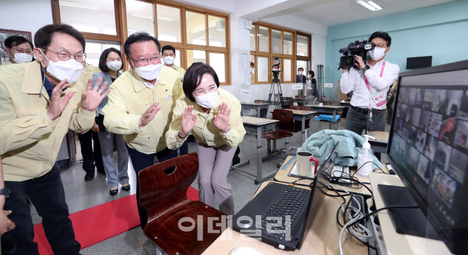 학생들과 인사 나누는 김부겸-유은혜-조희연                                                                                                                                                         