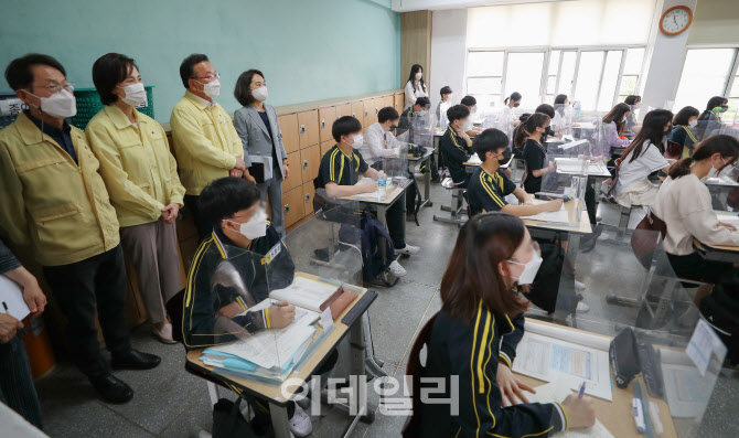 수업 참관하는 김부겸-유은혜-조희연                                                                                                                                                                