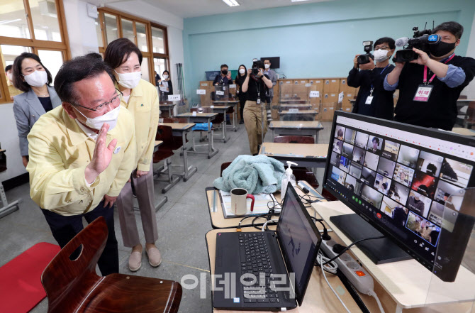 학생들과 반갑게 인사 나누는 김부겸 총리                                                                                                                                                           