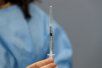 화이자 백신 1차 잠정 중단…이번 주부터 2차 집중 시기