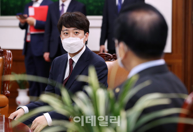 '환담하는 박병석-이준석'                                                                                                                                                                