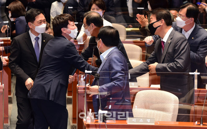 '의원총회 참석하는 이준석-김기현'                                                                                                                                                       