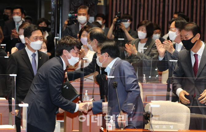 국민의힘 의원총회, '의원들과 인사하는 이준석 대표'                                                                                                                                      