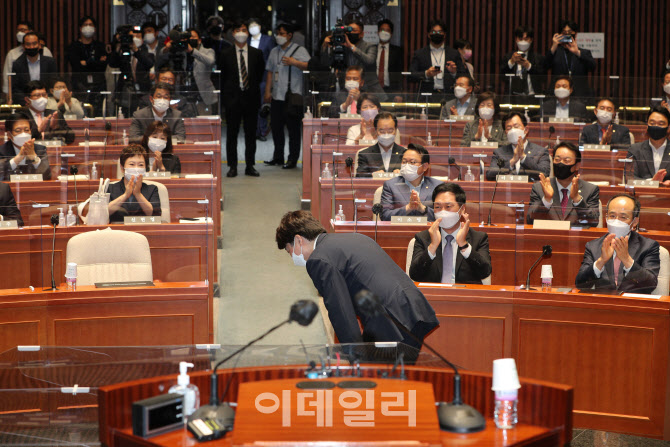 국민의힘 의원총회, '박수 받는 이준석 대표'                                                                                                                                              