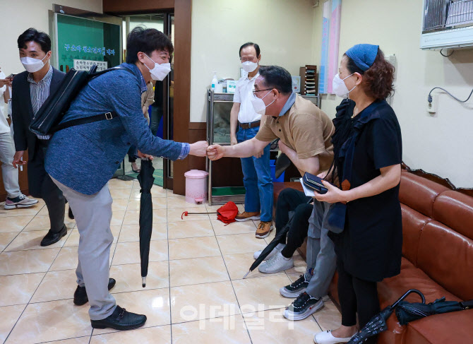 '시민과 인사하는 이준석 대표'                                                                                                                                                           