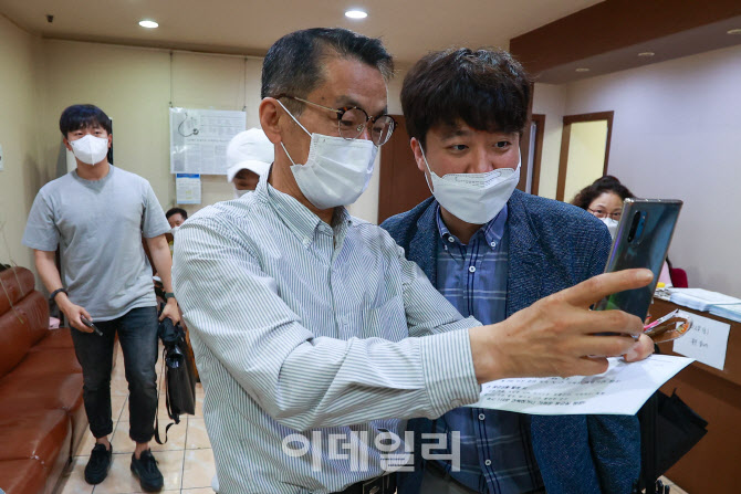 이준석 대표, '백신 접종 후 시민과 기념촬영'                                                                                                                                             