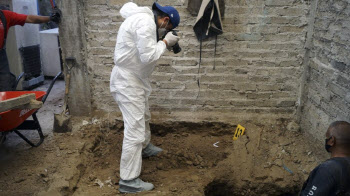 "예뻐서 먹었다"…멕시코 연쇄살인범 집 파니 '시신 17구'