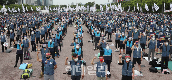 사회적 합의 이행을 촉구하는 택배노조 소속 우체국 택배 노동자들                                                                                                                                    