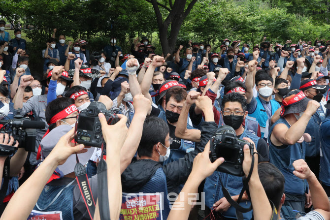 파이팅 외치는 택배 노동자들                                                                                                                                                                       