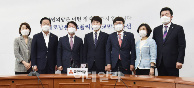 기념촬영하는 안철수-이준석                                                                                                                                                                        