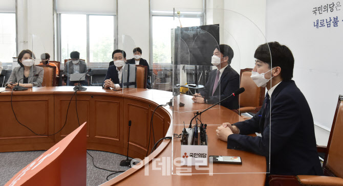 안철수 대표와 환담 나누는 이준석 신임 국민의힘 대표                                                                                                                                               