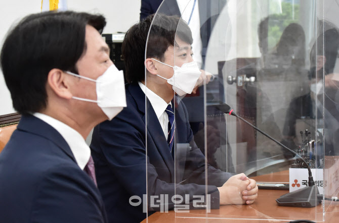 안철수 국민의당 대표와 환담 나누는 이준석 신임 국민의힘 대표                                                                                                                                      