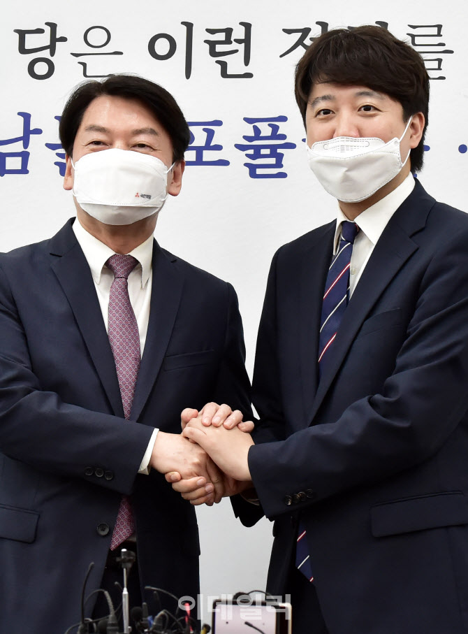 두 손 맞잡은 안철수-이준석                                                                                                                                                                        