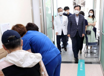 백신접종센터 점검하는 채현일 영등포구청장