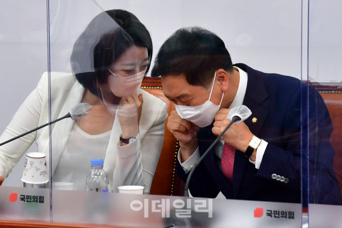 이야기 나누는 김기현-배현진                                                                                                                                                                       