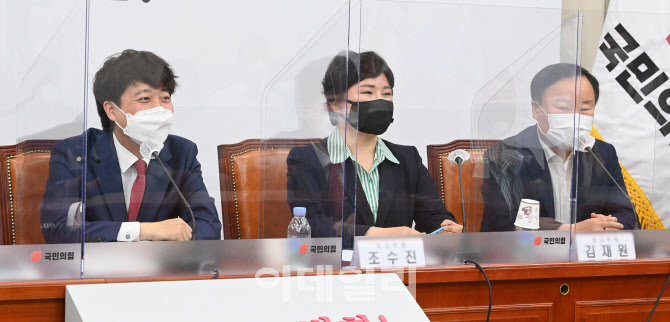 이준석, 安 '당명 변경론' 일축 "변경할 필요 없어"                                                                                                                              