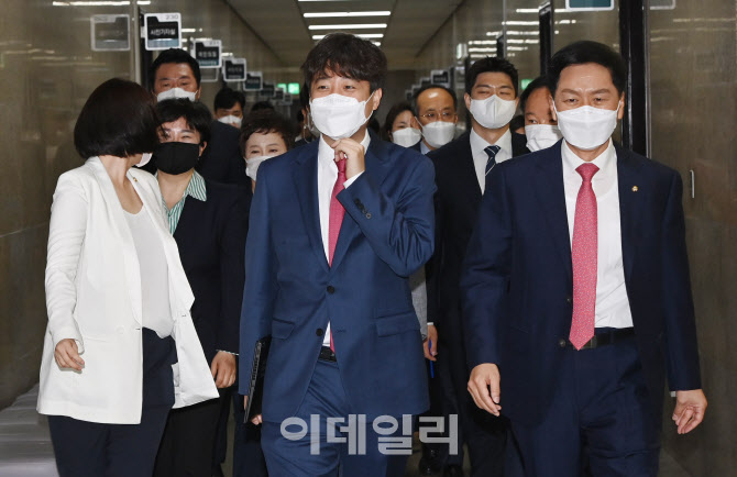 함께 입장하는 국민의힘 지도부                                                                                                                                                                     