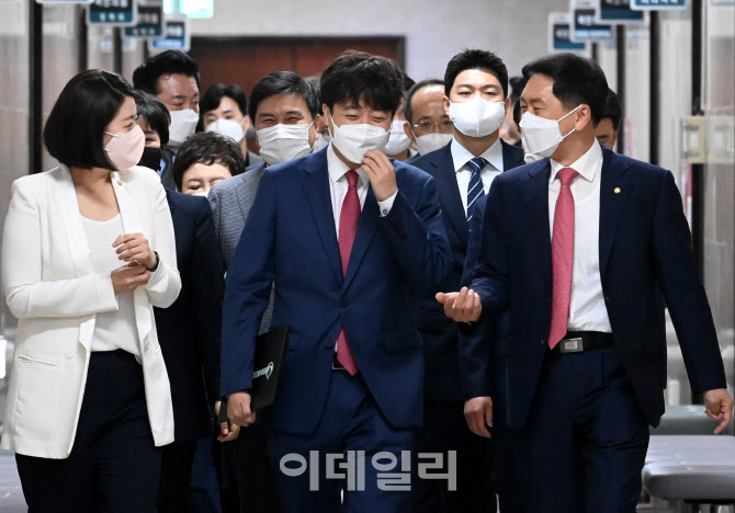 함께 입장하는 이준석 대표와 국민의힘 지도부                                                                                                                                                       