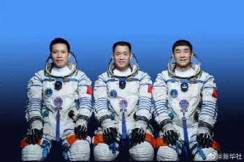 中우주정거장 프로젝트 우주인 3명 탄 ‘선저우 12호’ 발사
