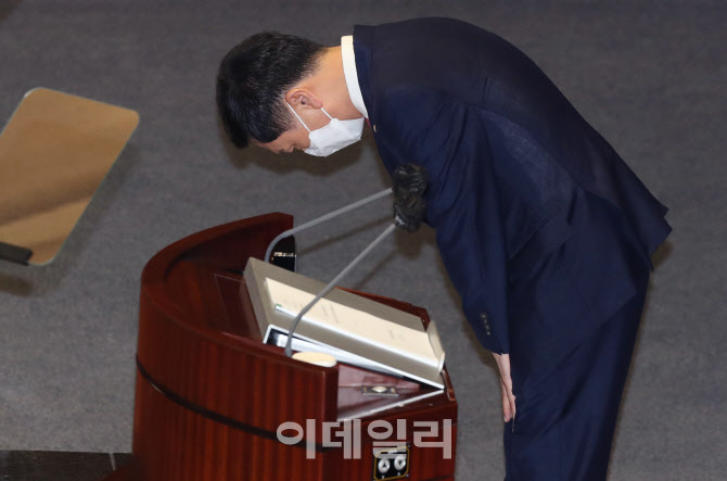 대표연설에 앞서 인사하는 김기현 원내대표                                                                                                                                                          